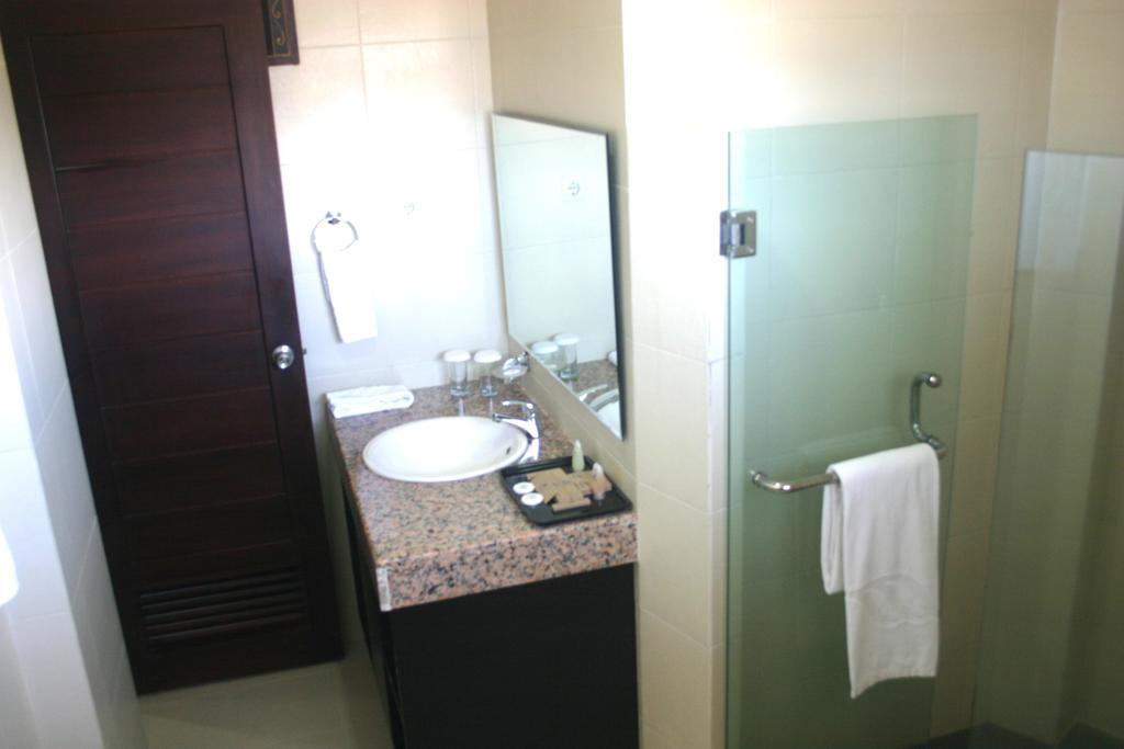 Royal Mamberamo Hotel Sorong Chambre photo